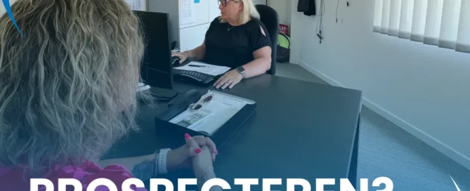 Medewerker aan een bureau in gesprek