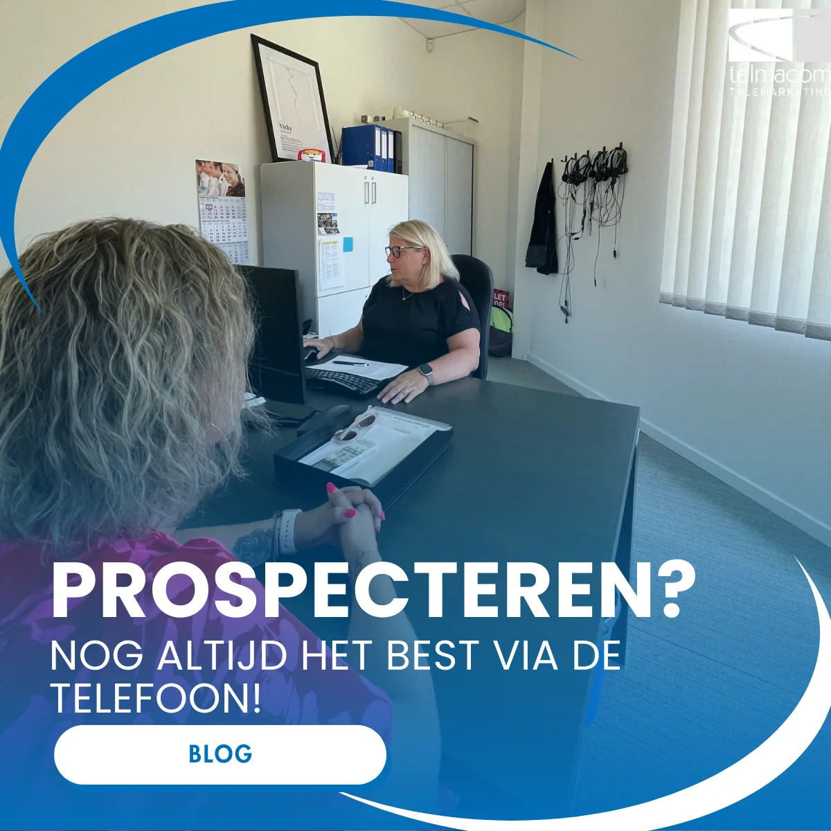 Medewerker aan een bureau in gesprek
