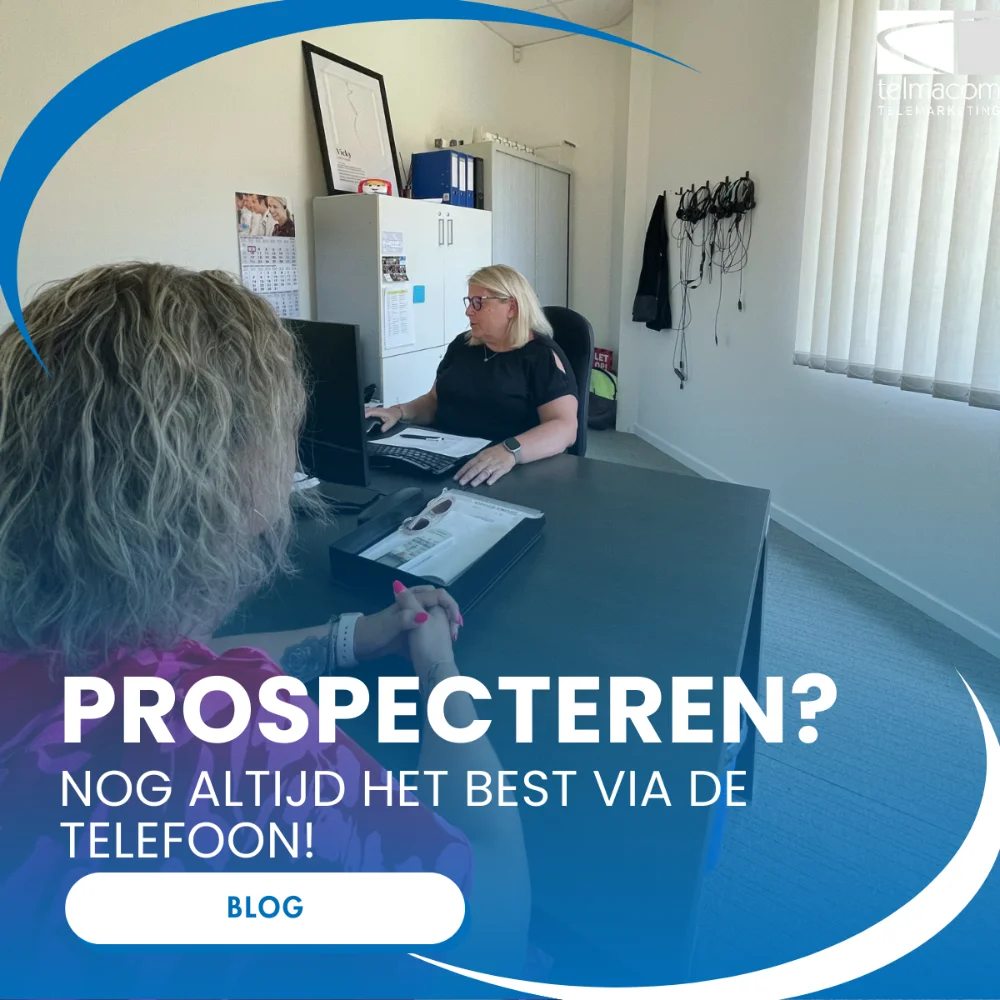 Medewerker aan een bureau in gesprek tijdens telefonische prospectie, bij het artikel over prospecteren via de telefoon